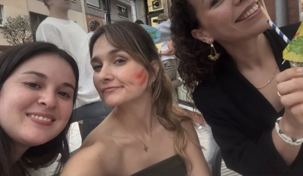 Tres amigas sonriendo en la terraza de Manas