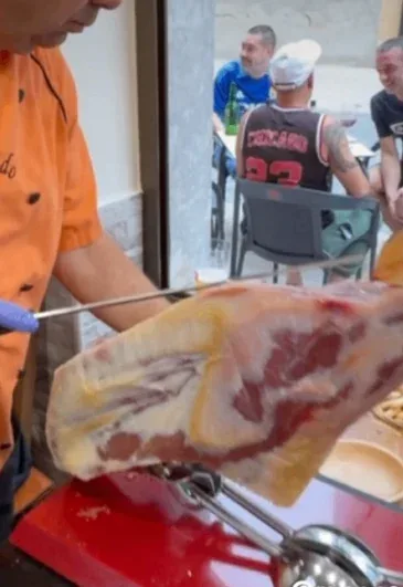 Cortando jamón al cuchillo durante la inauguración