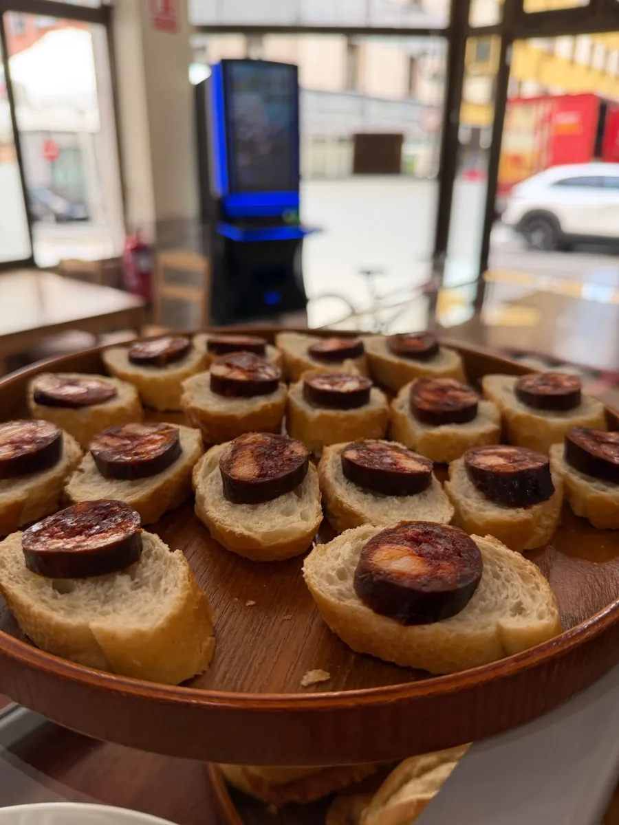 Bandeja de pinchos variados en Manas